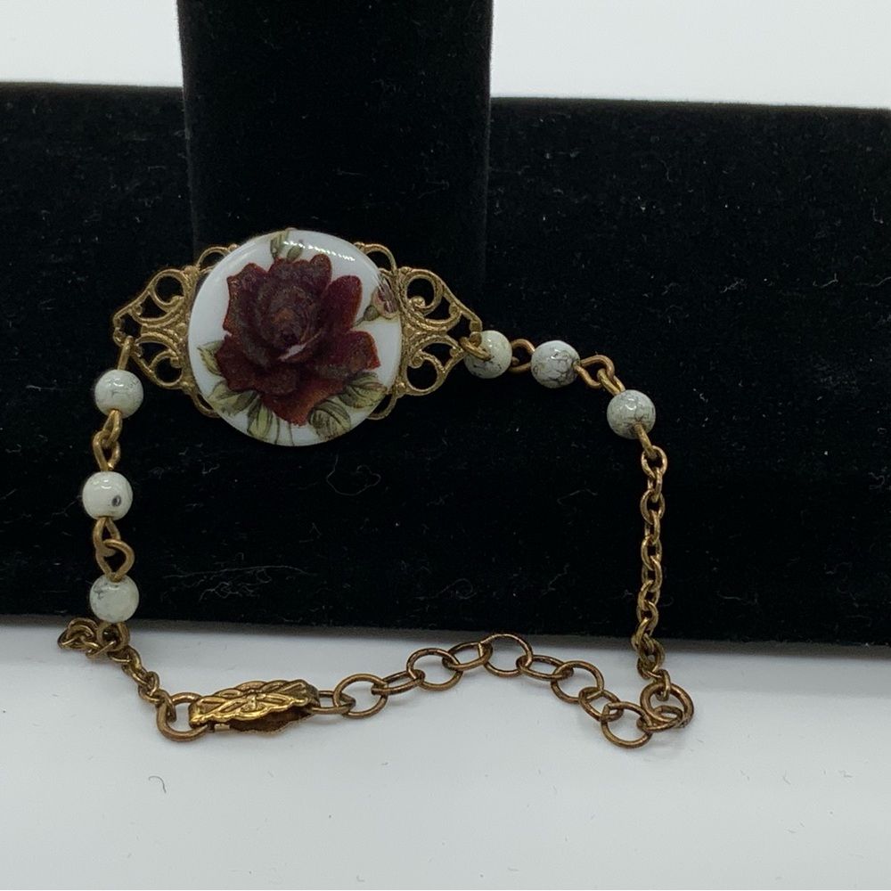 Adorable, small wrist bracelet with a gorgeous flower design